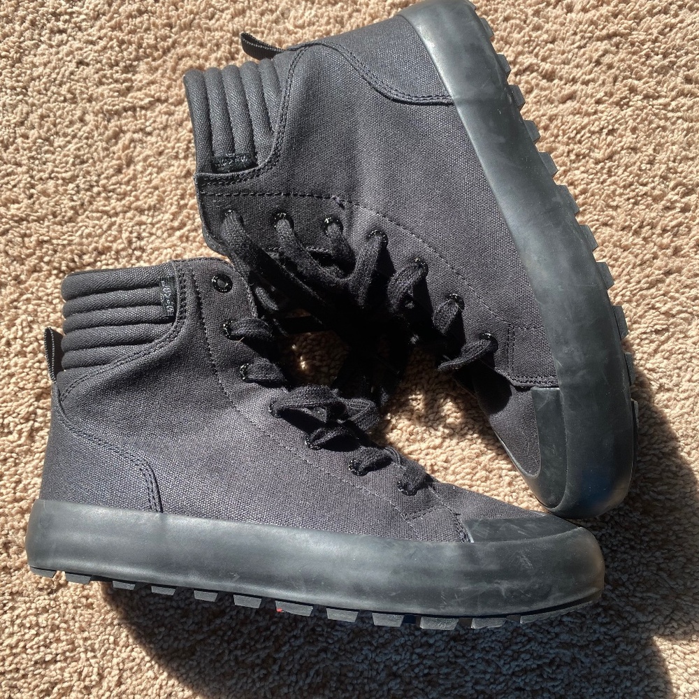Levi’s high top converse like shoe size 8.5